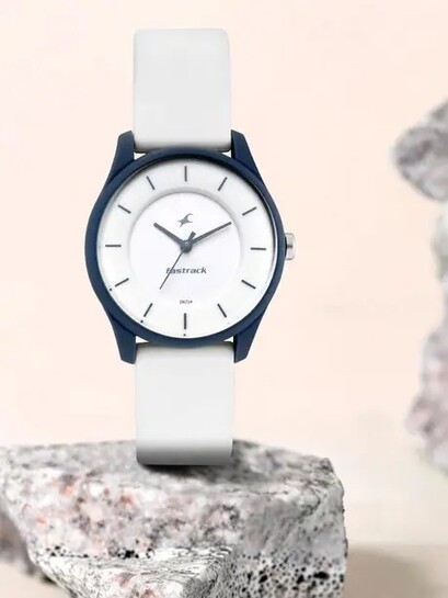 Upto 68% off on Fastrack Monochrome Analog Watch