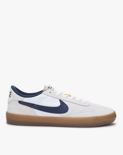 Nike Min 50% Off