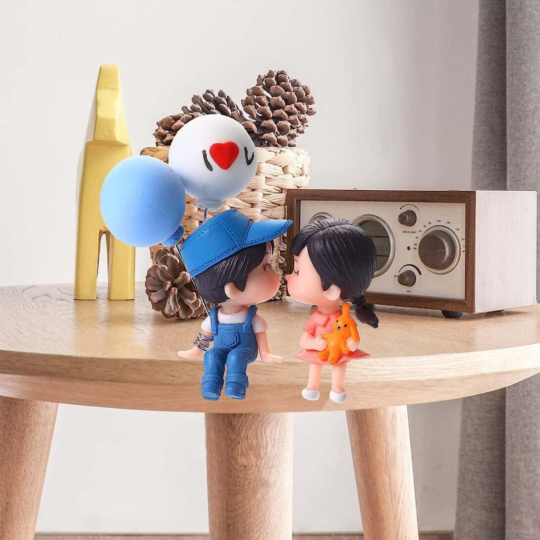 Cute Couple Car Dashboard Figurine – Romantic Mini Showpiece for Car & Home